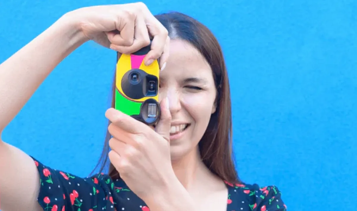 女生拿著菲林相機