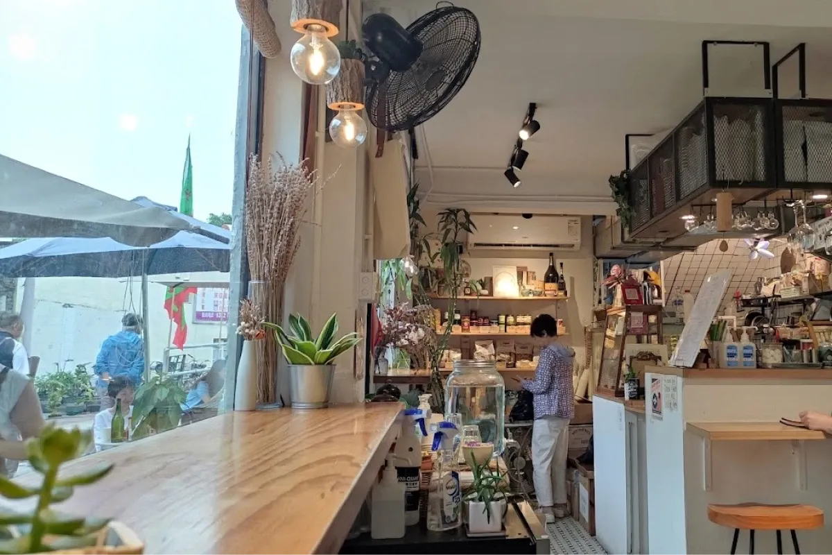 Island Table Grocer Cafe